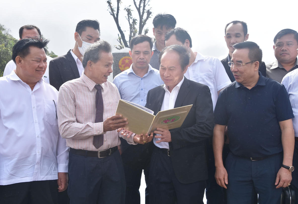 Phó Chủ tịch UBTƯ Mặt trận Lào xây dựng đất nước Chanpheng Soutthivong tặng quà lưu niệm Phó Chủ tịch - Tổng Thư ký Lê Tiến Châu và Đoàn đại biểu cấp cao UBTƯ MTTQ Việt Nam.