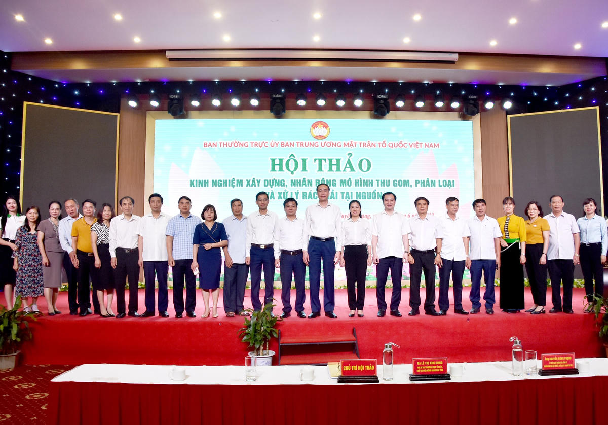 Phó Chủ tịch Phùng Khánh Tài cùng các đại biểu tham dự Hội thảo chụp ảnh lưu niệm.