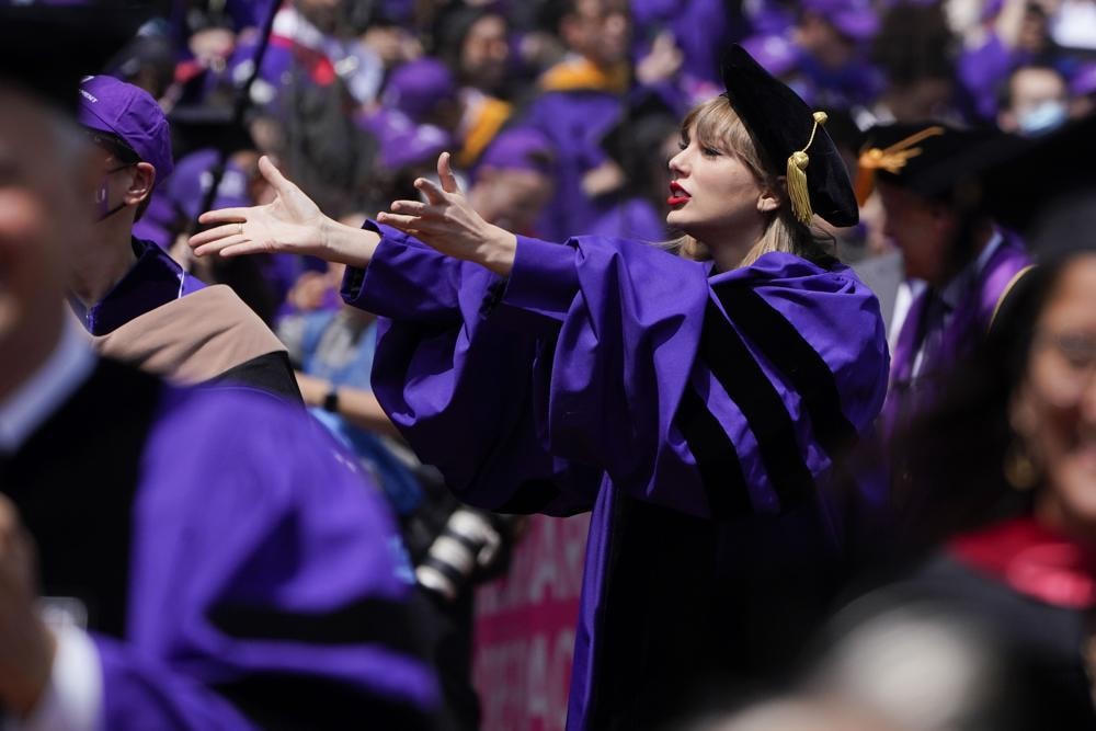 [ẢNH] Taylor Swift nhận bằng Tiến sĩ Danh dự của Đại học New York