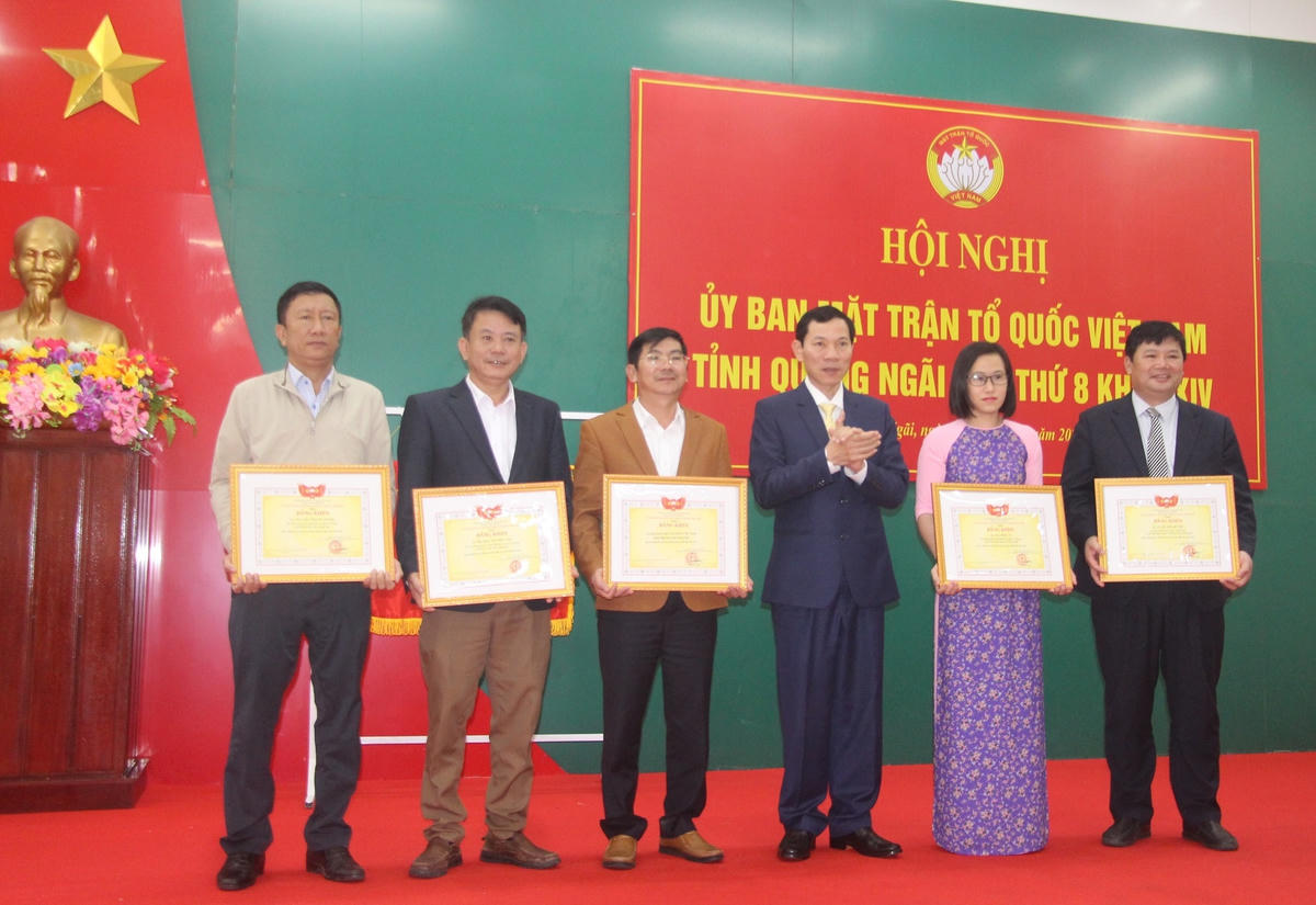 Trao tặng Bằng khen của UBTƯ MTTQ Việt Nam cho các tập thể, cá nhân. 