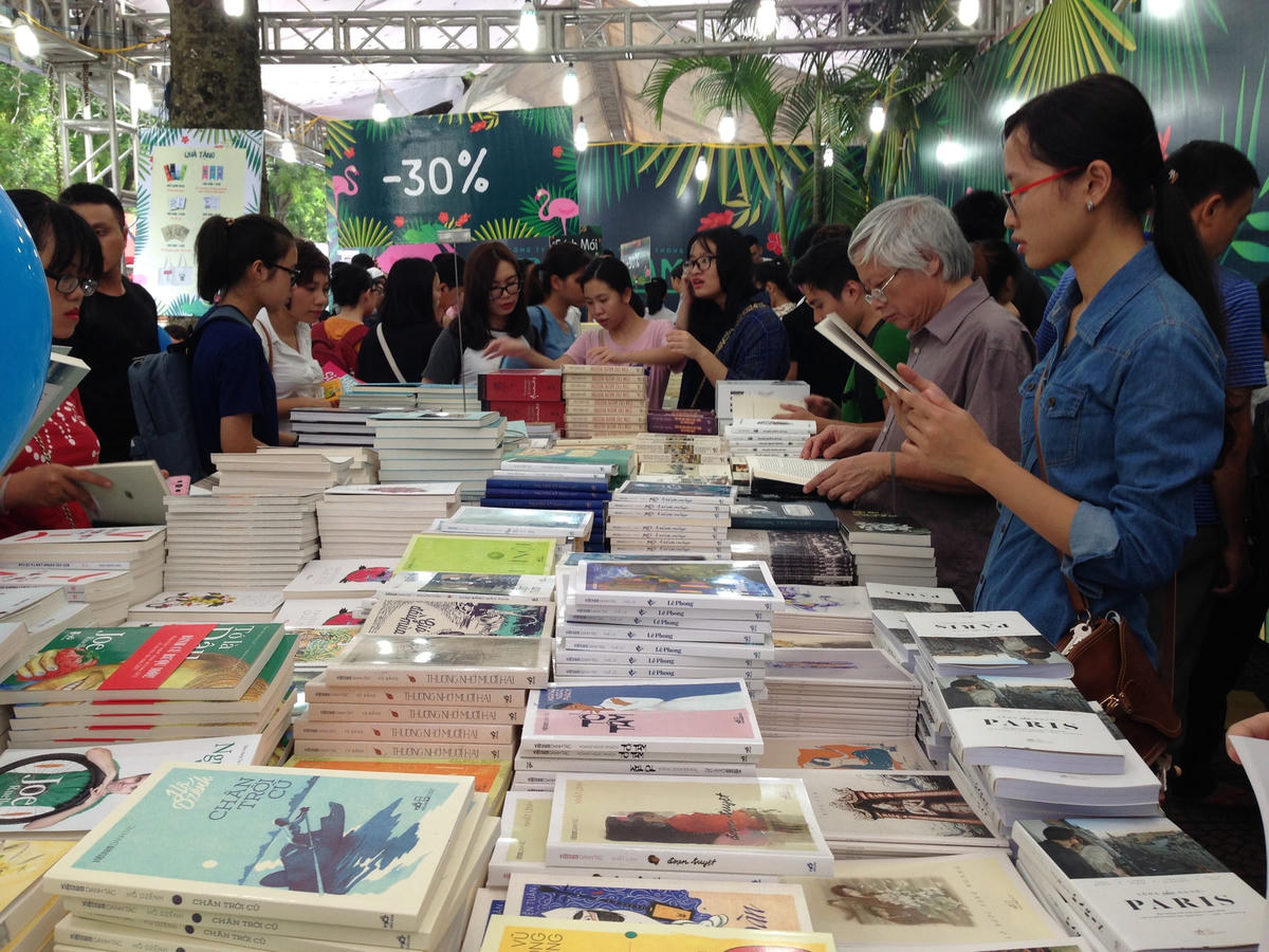 Độc giả tìm mua sách tại hội sách truyền thống. Ảnh: Thư Hoàng.  