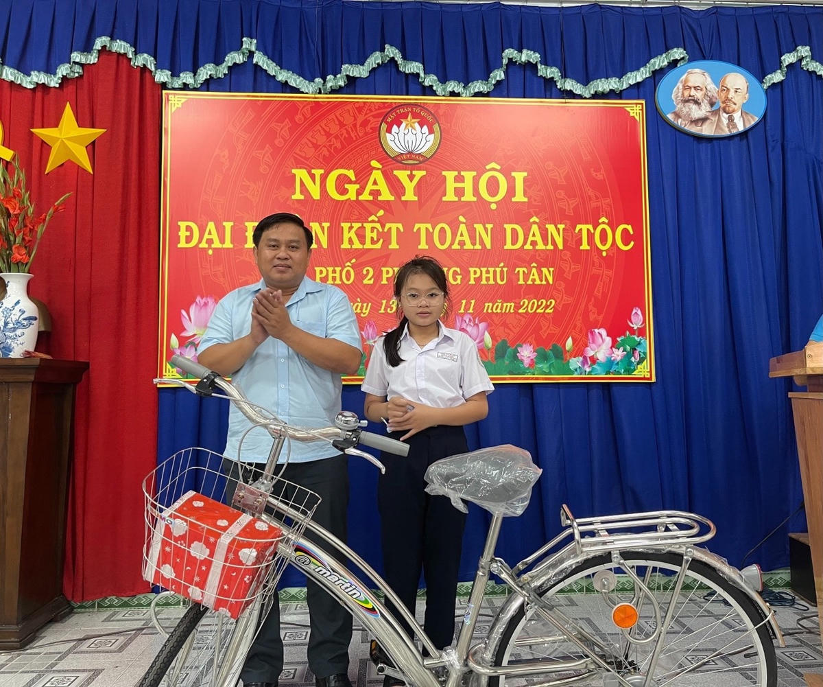 Trao phương tiện đi học cho học sinh tại “Ngày hội đại đoàn kết toàn dân tộc”.
