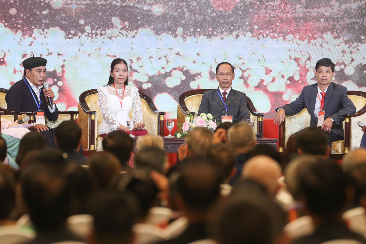 Các đại biểu giao lưu tại Hội nghị.