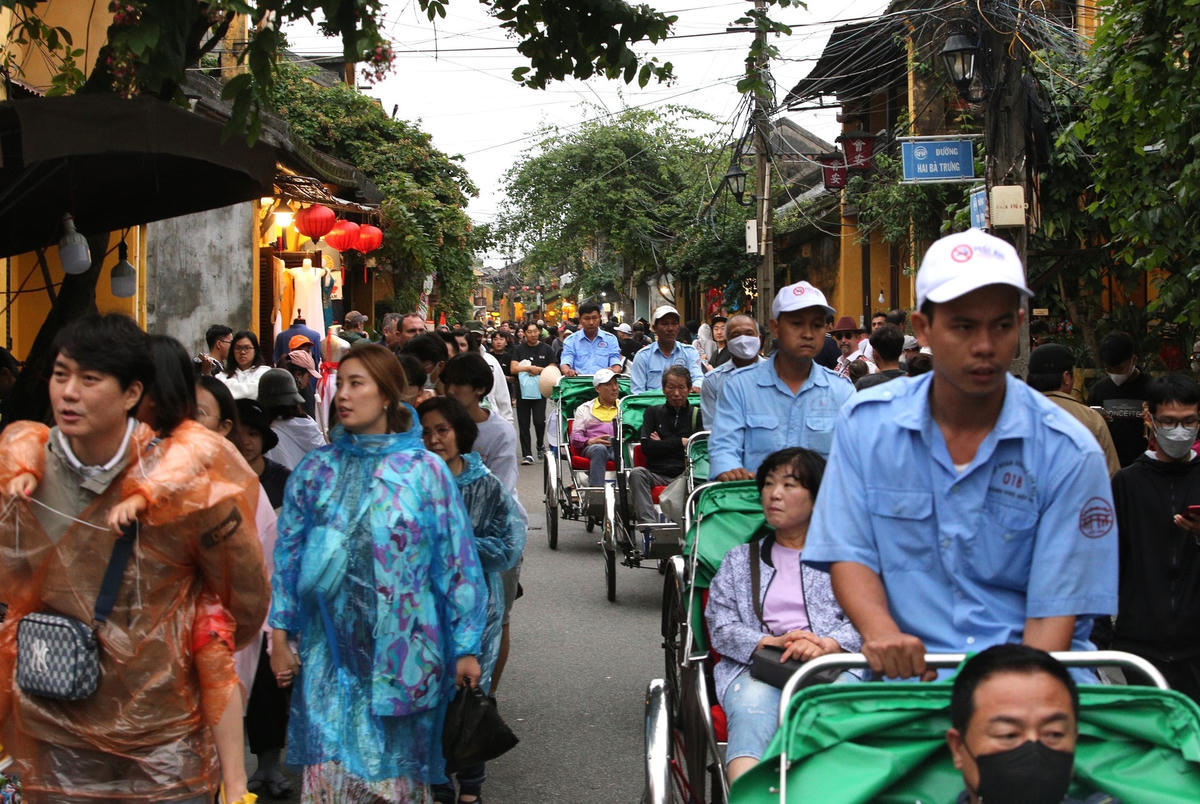Khách du lịch đến tham quan phố cổ Hội An. 