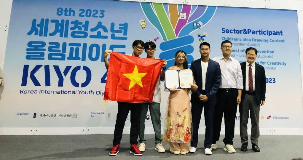 Nhóm học sinh Trường THPT Hòn Gai đạt Huy chương vàng và Giải đặc biệt tại KiYO 2023.