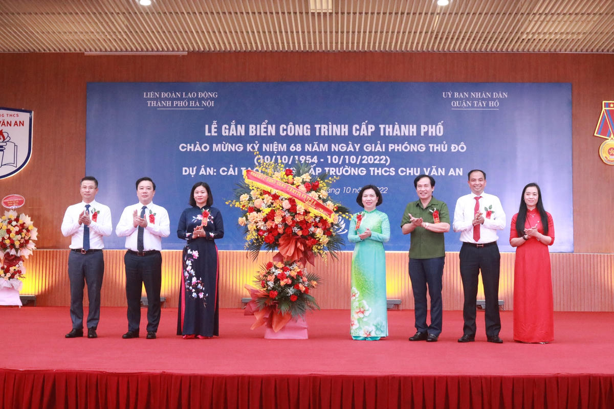 Lãnh đạo UBND TP Hà Nội tặng hoa chúc mừng nhà trường.