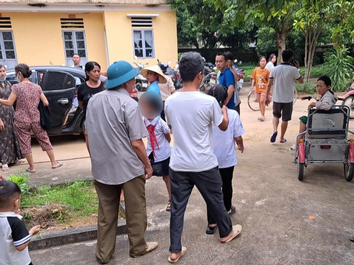 Phụ huynh lo lắng vì các cháu bị thương trong lễ khai giảng.