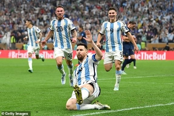 Messi sớm mở tỷ số cho Argentina ở phút 23 trên chấm phạt đền khi Di Maria bị Dembele phạm lỗi trong vòng cấm. Messi ăn mừng bàn thắng giúp anh vượt lên trước Mbappe ở cuộc đua Chiếc giày vàng với 6 bàn thắng tính đến lúc này (Ảnh: Getty).