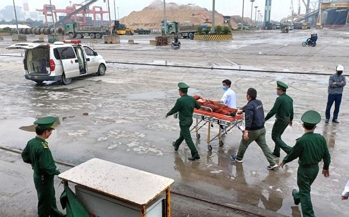Trong 3 thuyền viên bị ngạt khí, đã có 1 người chết, 2 người còn lại thì đang điều trị tại bệnh viện.