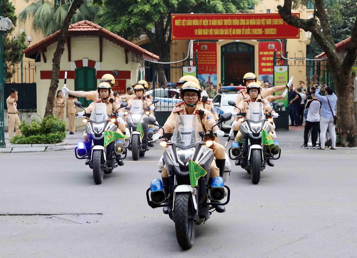 Đoàn xe diễu hành qua các tuyến phố.