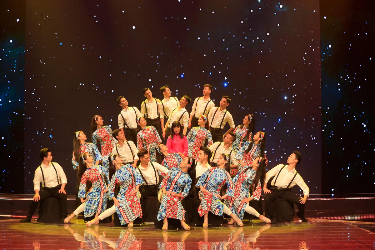 Sân khấu "Tết nghĩa là hy vọng" trải dài từ Bắc vào Nam, quy tụ nhiều giọng hát nổi bật.