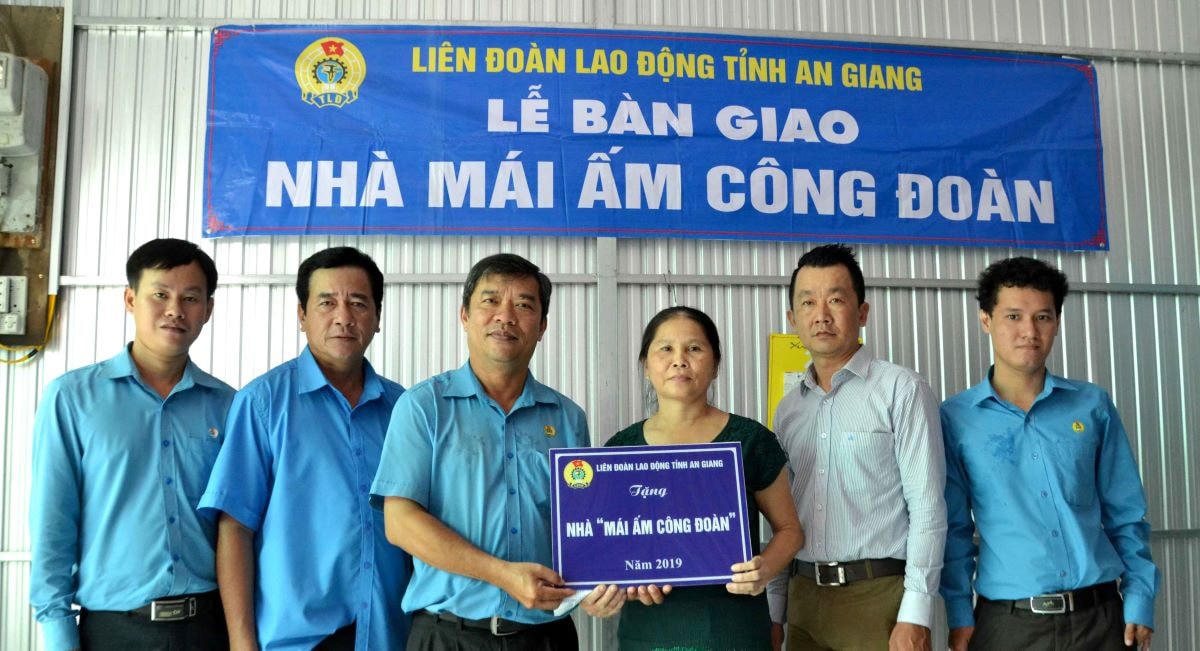 Công đoàn tỉnh An Giang bàn giao “Mái ấm công đoàn” cho đoàn viên khó khăn về nhà ở. Ảnh: Lâm Điền.