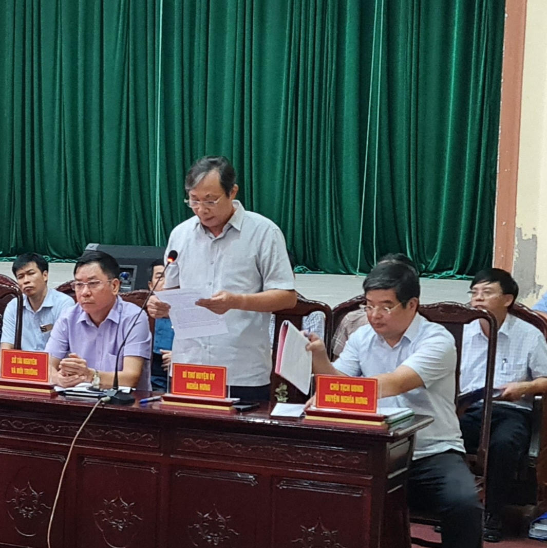 Bí thư Huyện ủy Nghĩa Hưng Sái Hồng Thanh (đang phát biểu) và Chủ tịch UBND huyện Hoàng Trọng Nghĩa (ngồi, bên phải) tham gia đối thoại.