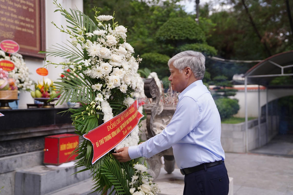 Chủ tịch Đỗ Văn Chiến dâng hương, dâng hoa tại Khu di tích đặc biệt Ngã ba Đồng Lộc (Can Lộc, Hà Tĩnh).
