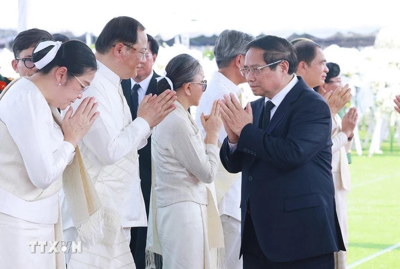 Thủ tướng Phạm Minh Chính chia buồn cùng gia đình nguyên Chủ tịch Đảng Nhân dân Cách mạng Lào, nguyên Chủ tịch nước Lào Khamtay Siphandone. (Ảnh: Dương Giang/TTXVN)