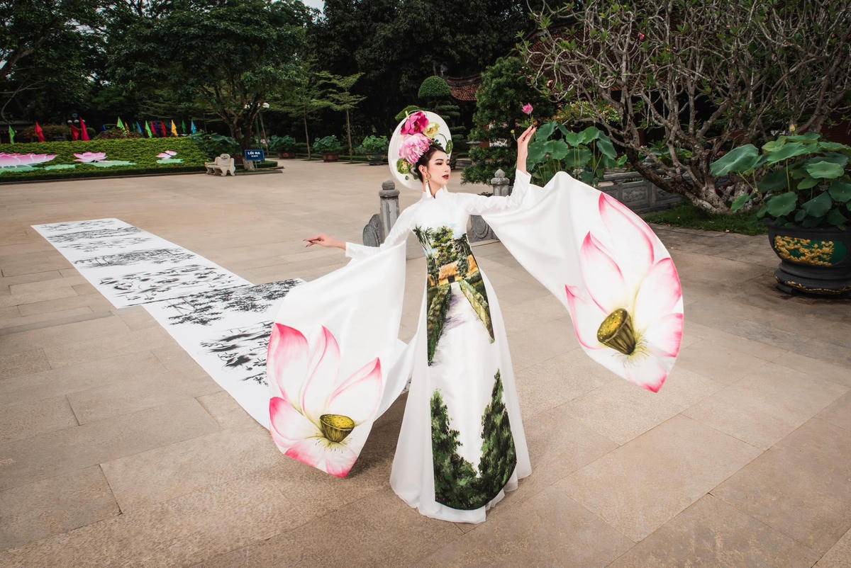 Top 6 Miss International Queen Vietnam Nguyễn Vũ Hà Anh diện áo dài họa tiết hoa sen. 