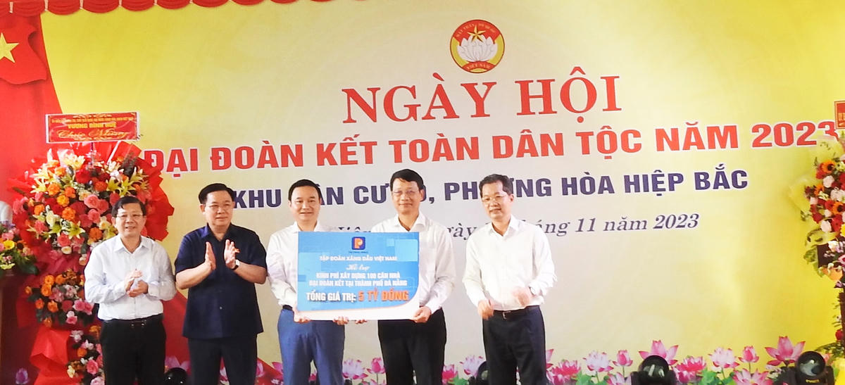 Chủ tịch Quốc hội Vương Đình Huệ trao 5 tỷ đồng vận động được trong chuyến công tác vào Quỹ vì người nghèo TP Đà Nẵng. Ảnh: Thanh Tùng.