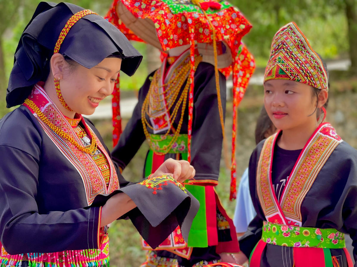 Khuôn mặt rạng rỡ của người dân trong Ngày hội Đại đoàn kết toàn dân tộc.