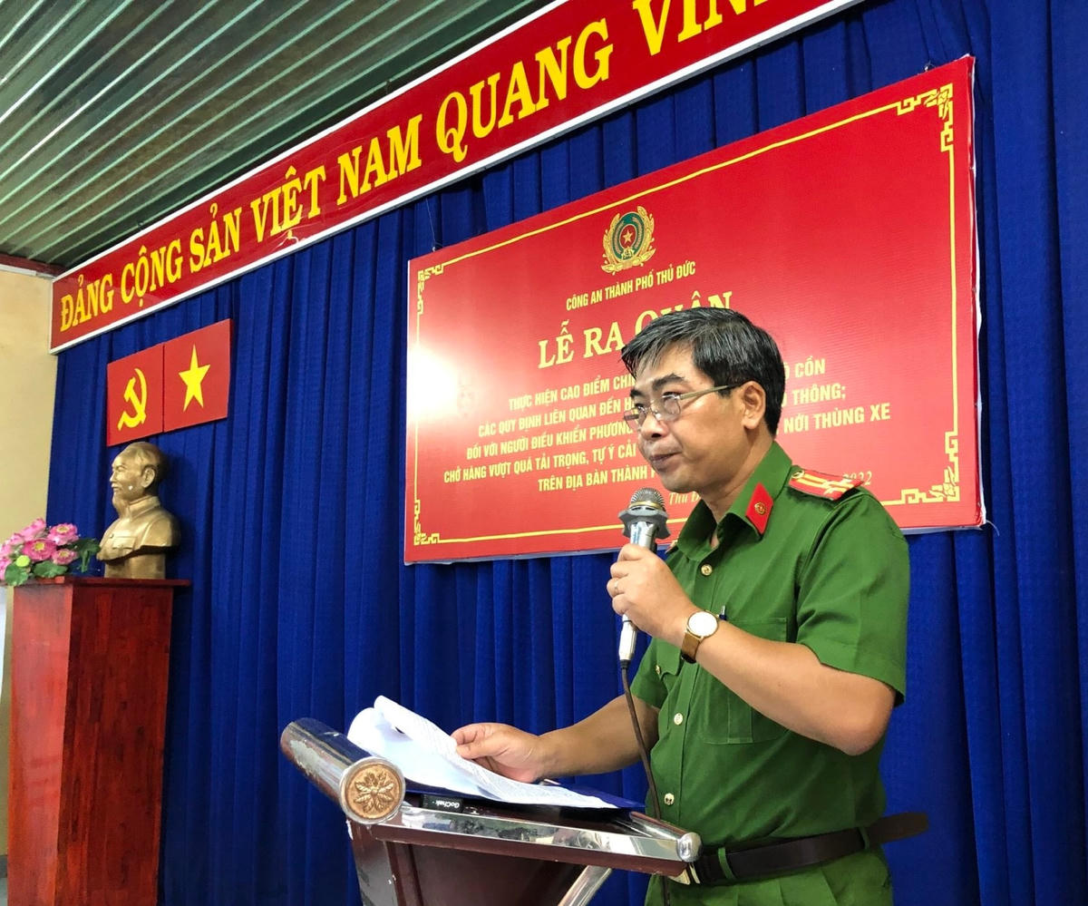Thượng tá Tân Xuân Tiên, Phó trưởng Công an TP Thủ Đức phát biểu tại Lễ ra quân. (Ảnh: Hồng Phúc).