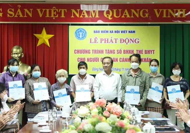Giám đốc BHXH tỉnh Đồng Nai Phạm Minh Thành trao tặng sổ BHXH cho người dân có hoàn cảnh khó khăn tại điểm cầu Đồng Nai.
