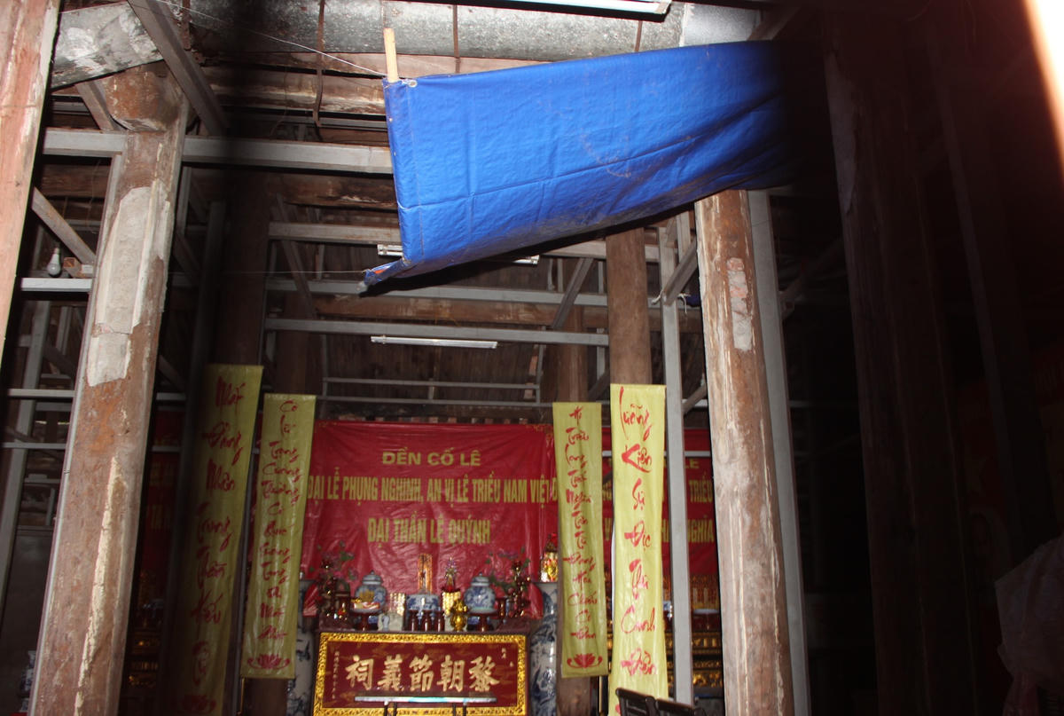 Bên trong ngôi đền được thiết kế 5 gian, bố cục đúng kiểu truyền thống "Trùng thiềm điệp ốc" . Đền Cố Lê là nơi thờ phụng 33 người (trong đó có 23 vị trung thần tiết nghĩa được thờ ở gian chính và 10 vị tòng từ được thờ ở 2 gian cánh gà).