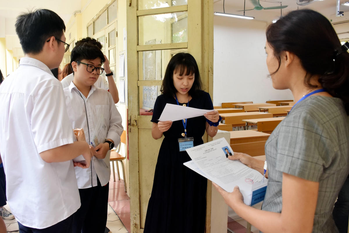 Cán bộ coi thi kiểm tra thông tin thí sinh trước khi vào phòng thi tốt nghiệp THPT 2023.