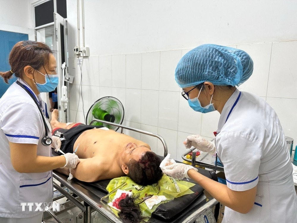 Các bệnh nhân đang cấp cứu tại Bệnh viện đa khoa Thống Nhất. (Ảnh: Sỹ Tuyên/TTXVN) ttxvn_vu no dong nai (2).jpg
