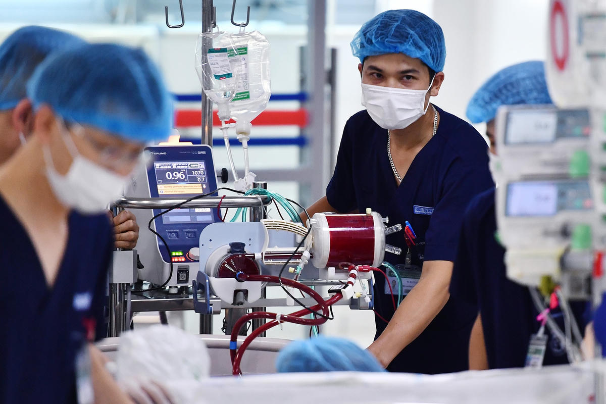 Ngành y tế cần sự đồng hành, đóng góp chung của xã hội. Ảnh: Hoàng Hà.  