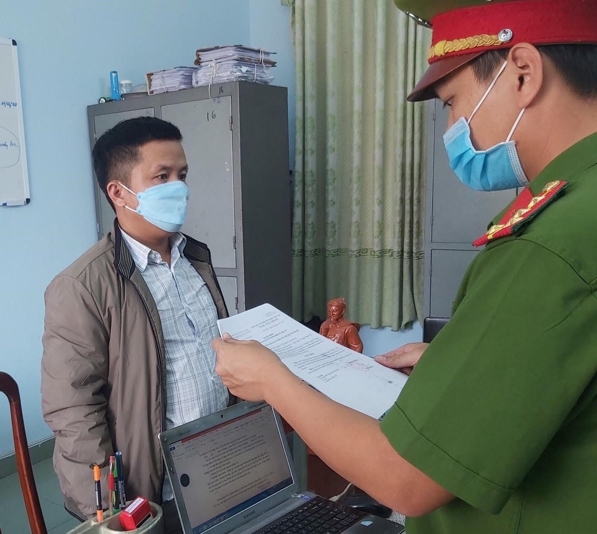 Tống đạt các quyết định đối với bị can Lê Ánh Vôn.