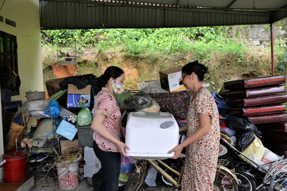 Các hộ dân nhanh tay di dời đồ đạc ra khỏi căn nhà có nguy cơ đổ sập bất cứ lúc nào.