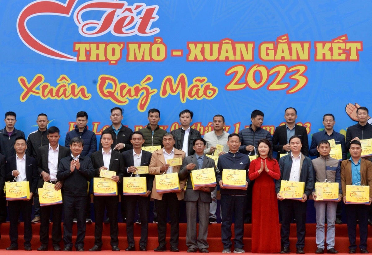 Tại chương trình “Tết thợ mỏ - Xuân gắn kết”, 1.300 suất quà Tết đã được trao cho công nhân lao động xuất sắc, tiêu biểu, công nhân khó khăn.