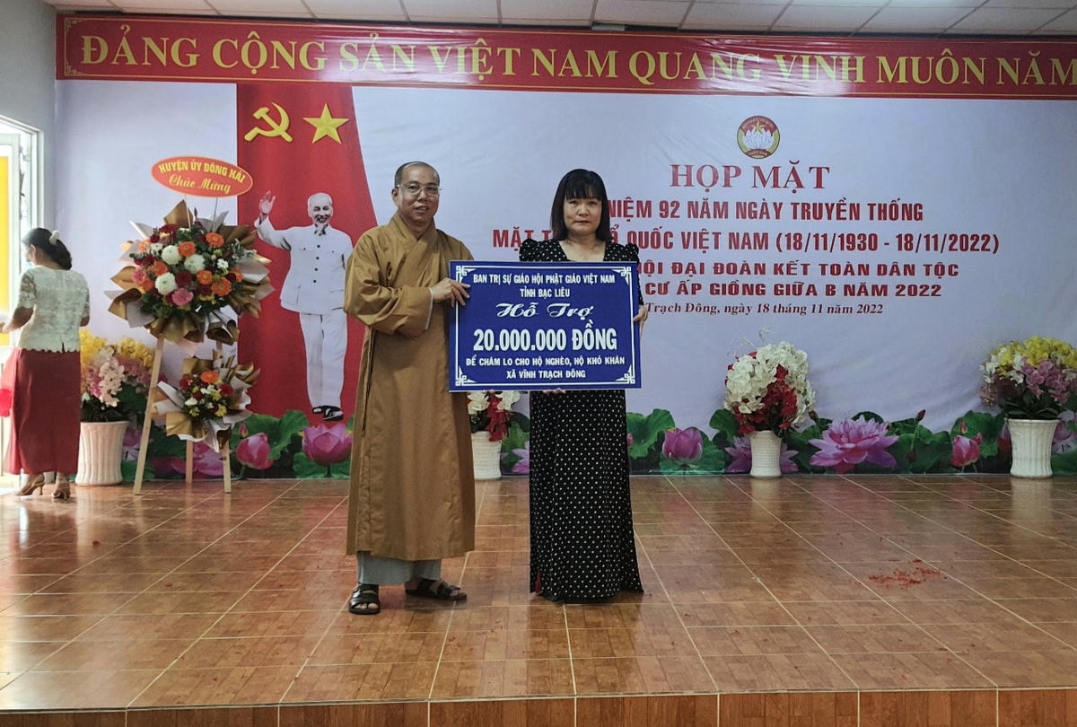 Thượng toạ Thích Giác Nghi – Trưởng Ban trị sự giáo hội phật giáo Việt Nam tỉnh hỗ trợ 20 triệu đồng chăm lo cho hộ nghèo, cận nghèo, hộ khó khăn.