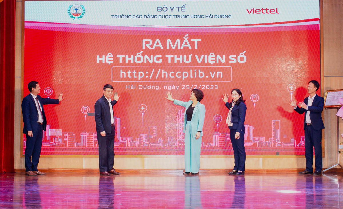 Các đại biểu nhấn nút khai trương thư viện điện tử của Trường Cao đẳng Dược Trung ương Hải Dương.