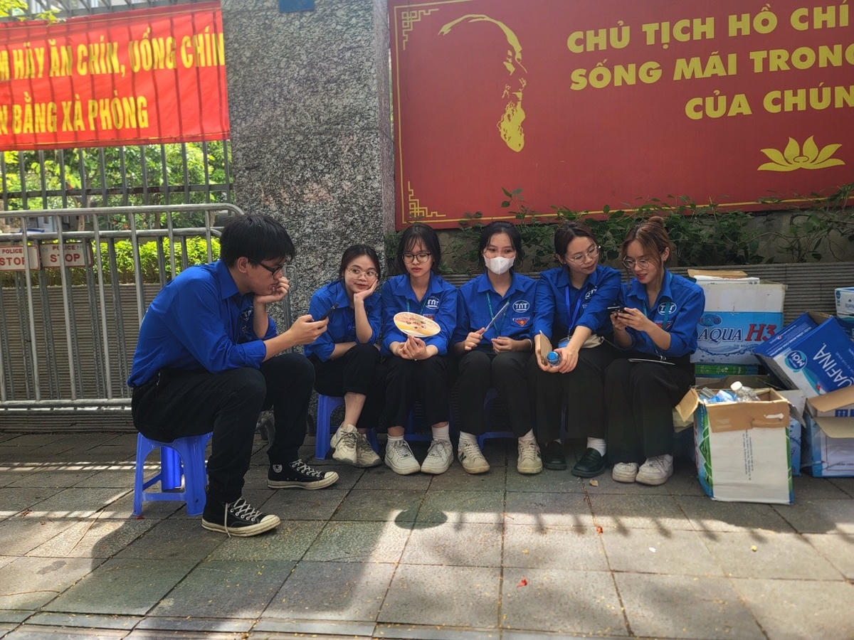 Thi THPT quốc gia 2023: Muôn kiểu đợi chờ của phụ huynh