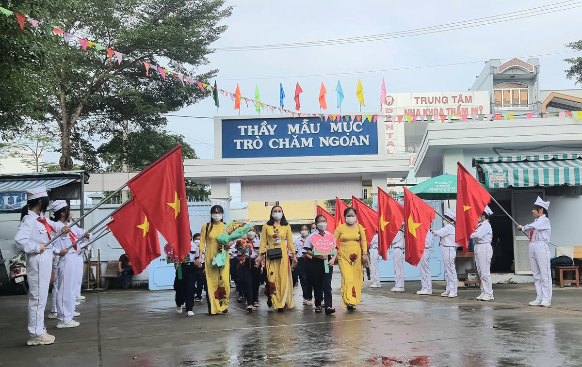 Đón học sinh đầu cấp tại buổi Lễ khai giảng năm học mới tại trường THCS Võ Thị Sáu, TP Bạc Liêu.