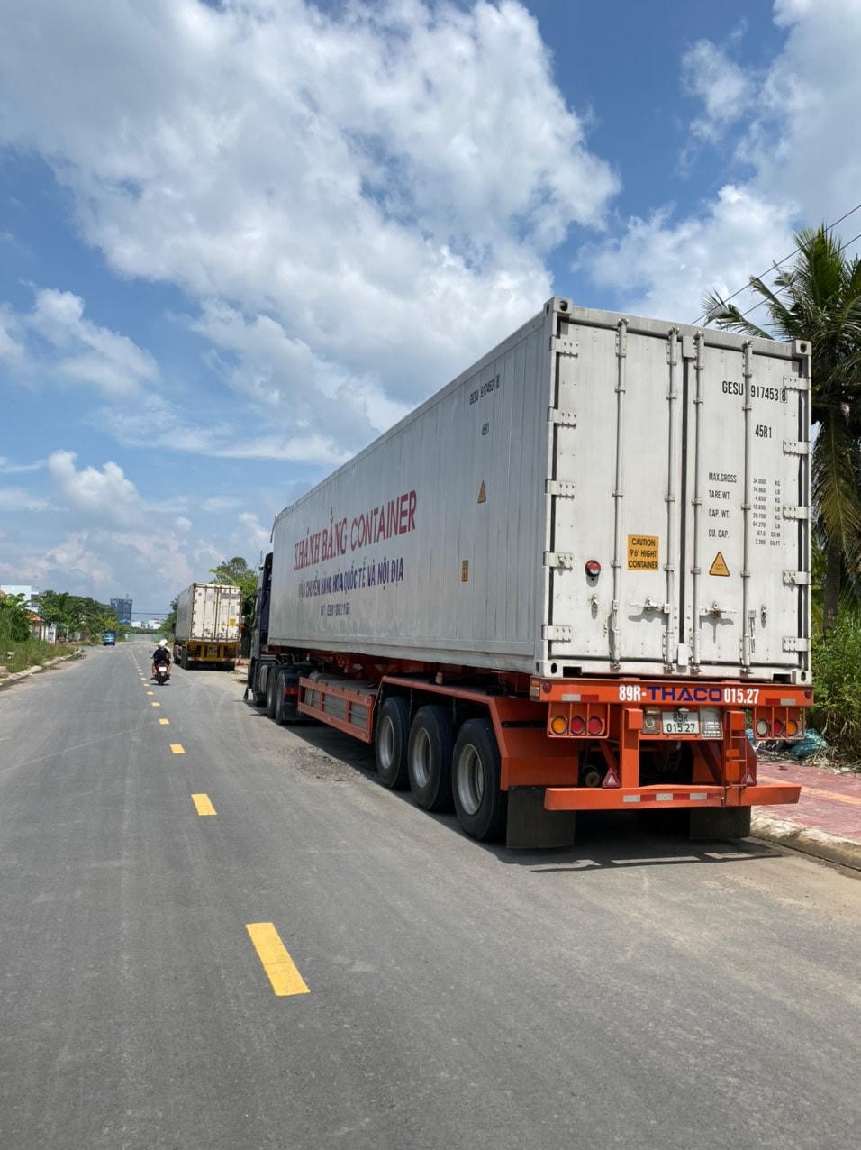 Xe tải trọng 'khủng' lén lút đậu, đỗ trên đường Hoà Bình. Ảnh: Nhà thầu cung cấp.