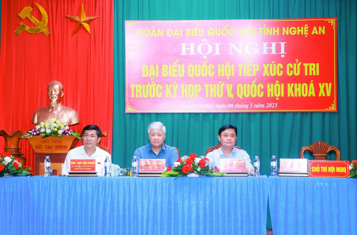 Chủ tịch Đỗ Văn Chiến cùng các đại biểu Quốc hội tiếp xúc cử tri tại huyện Thanh Chương (Nghệ An) vào sáng ngày 6/5.
