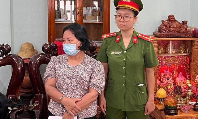 Đối tượng Trần Thị Lệ Hoa tại thời điểm bị bắt giữ. Ảnh: Tuấn Anh.