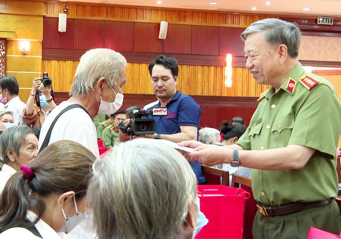 Bộ trưởng Bộ Công an Tô Lâm trao quà cho người nghèo tại Tây Ninh.