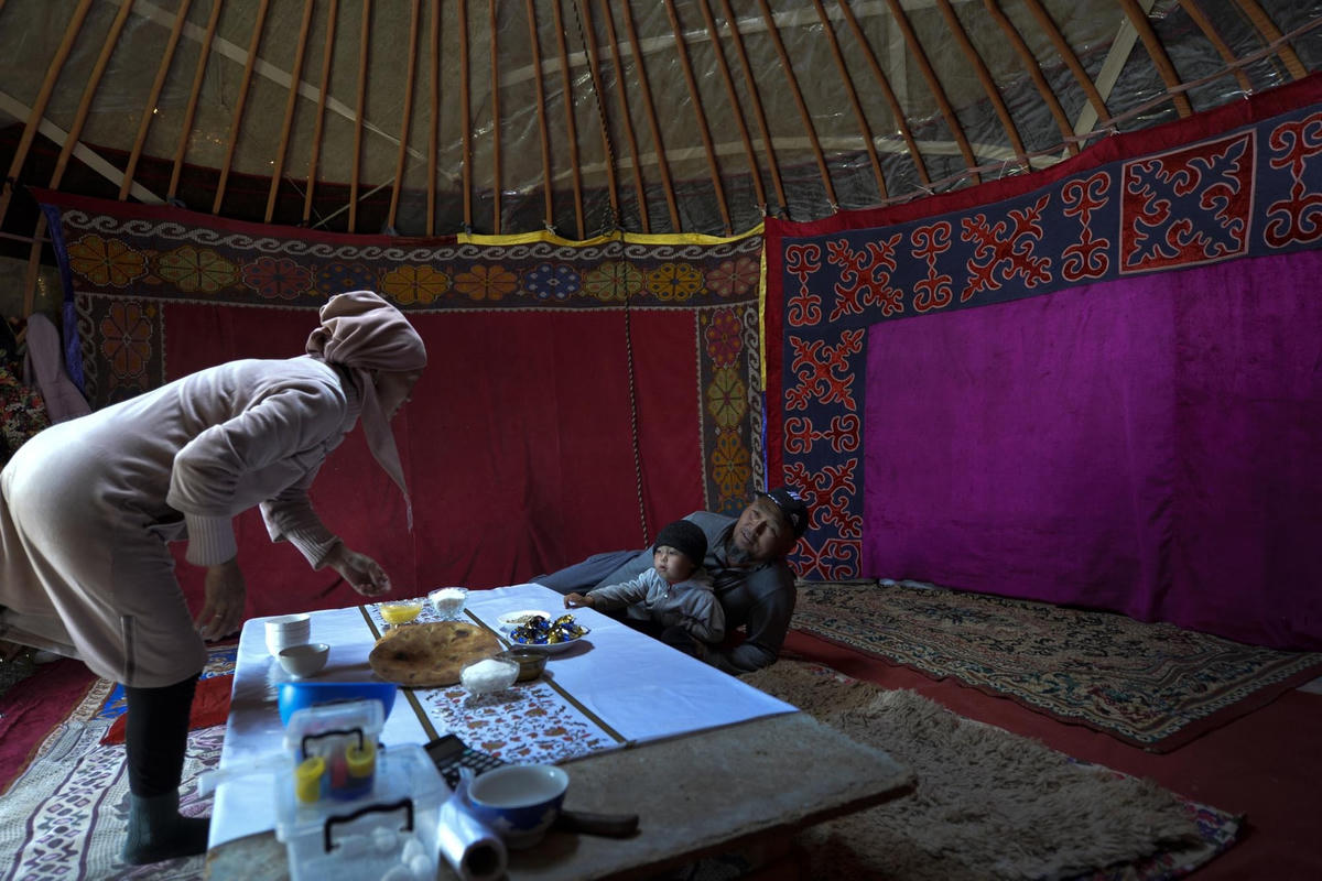 Một phụ nữ Kyrgyzstan chuẩn bị bữa ăn nhẹ bên trong một quán rượu truyền thống nơi cô sống cùng các thành viên trong gia đình, chăn ngựa trên đồng cỏ ở Thung lũng Suusamyr.