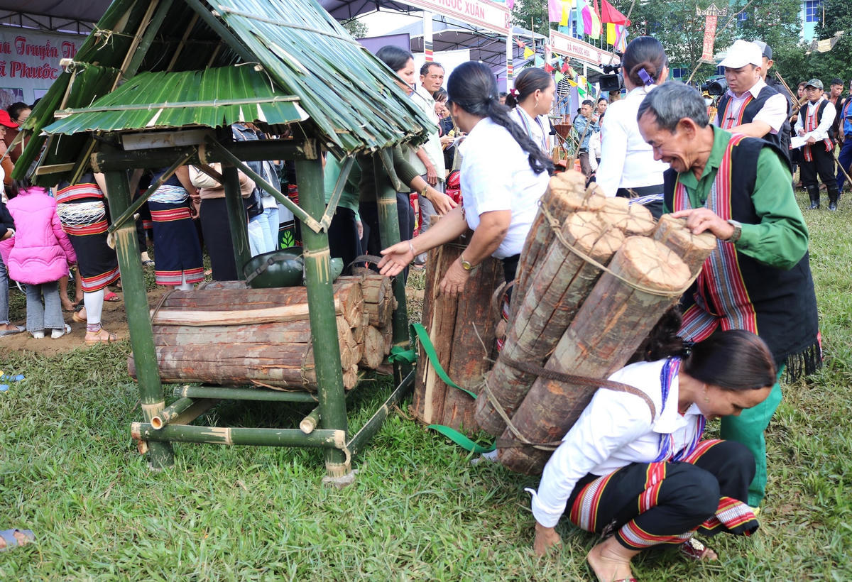 Bó củi hứa hôn được mang đến cho nhà chồng.