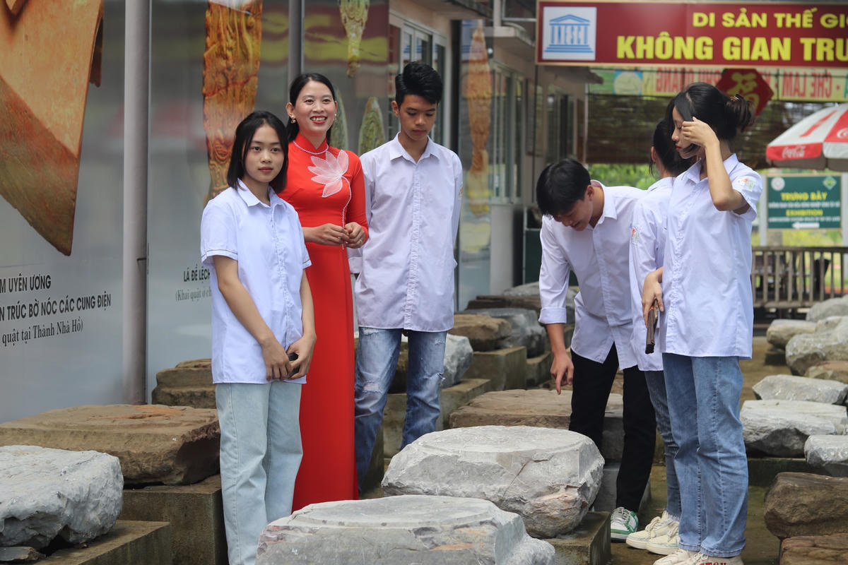 Ngoài ra, các dấu vết kiến trúc trong thành Nội còn được thể hiện bằng các vật liệu cổ như ngói đầu ống có lá đề khắc hình lưỡng long; đầu chim phượng, hình chim uyên ương... Ảnh: Đình Minh 