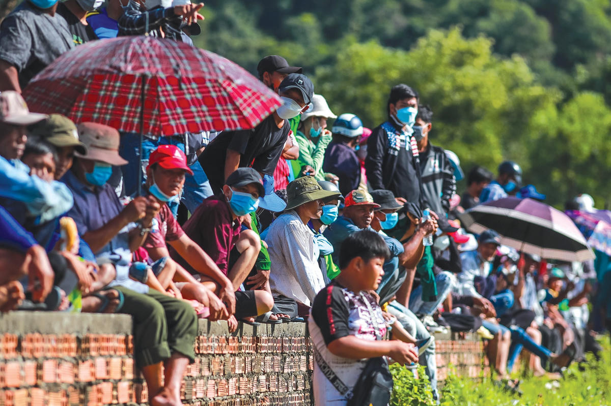 Từ sáng sớm, người dân đã đội nắng đến cổ vũ cho các đội đua bò.  