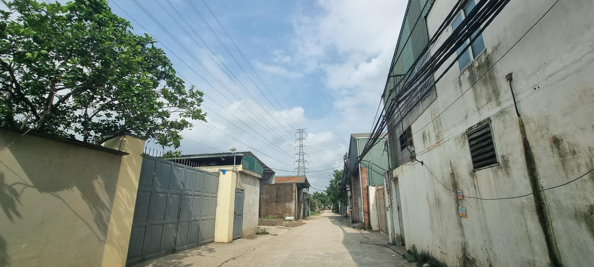 Các cơ sở sản xuất mọc lên san sát nhau.