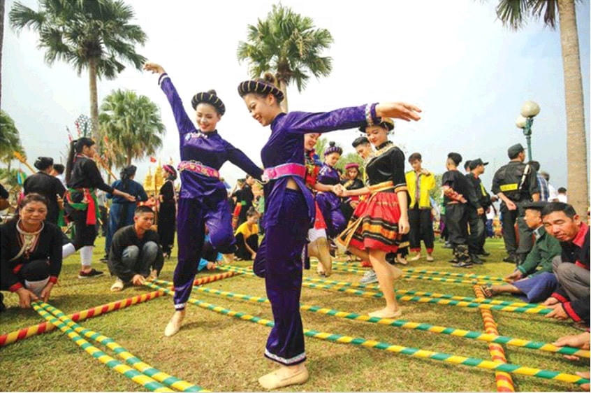 Tiết mục biểu diễn tại Làng Văn hóa.