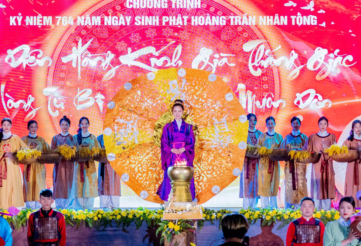 Thời kì thịnh vượng bậc nhất trong lịch sử phong kiến Việt Nam được phác họa lại thông qua chương trình thời trang đặc sắc do các Phật tử chùa Ba Vàng thể hiện.Các cảnh diễn tái hiện thời kỳ hào hùng, hưng thịnh, hòa hợp, yên bình dưới sự trị vì của Đức vua - Phật Hoàng Trần Nhân Tông.Các giai đoạn lịch sử thời Trần được các Phật tử trẻ tái hiện trong lễ kỷ niệm.Đêm văn nghệ đặc sắc được tổ chức với quy mô hoành tráng cùng sự chuẩn bị kỳ công đã để lại ấn tượng sâu sắc trong lòng người tham gia và Nhân dân, du khách thập phương.Trước đó, vào sáng cùng ngày (4/12), chư Tăng chùa Ba Vàng và đông đảo Phật tử, Nhân dân dâng vật phẩm cúng dường lên Tổ Đường kỷ niệm ngày sinh Phật Hoàng Trần Nhân Tông. Các Phật tử tham dự Lễ dâng phẩm vật cúng dường nhân kỷ niệm sinh nhật Phật hoàng Trần Nhân Tông trong trang phục truyền thống của người dân thời Trần.