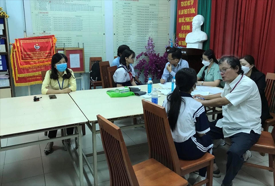 Bác sĩ Trương Hữu Khanh thăm khám cho học sinh tại 2 Trường THCS Lê Văn Tám và THCS Lam Sơn, quận Bình Thạnh.