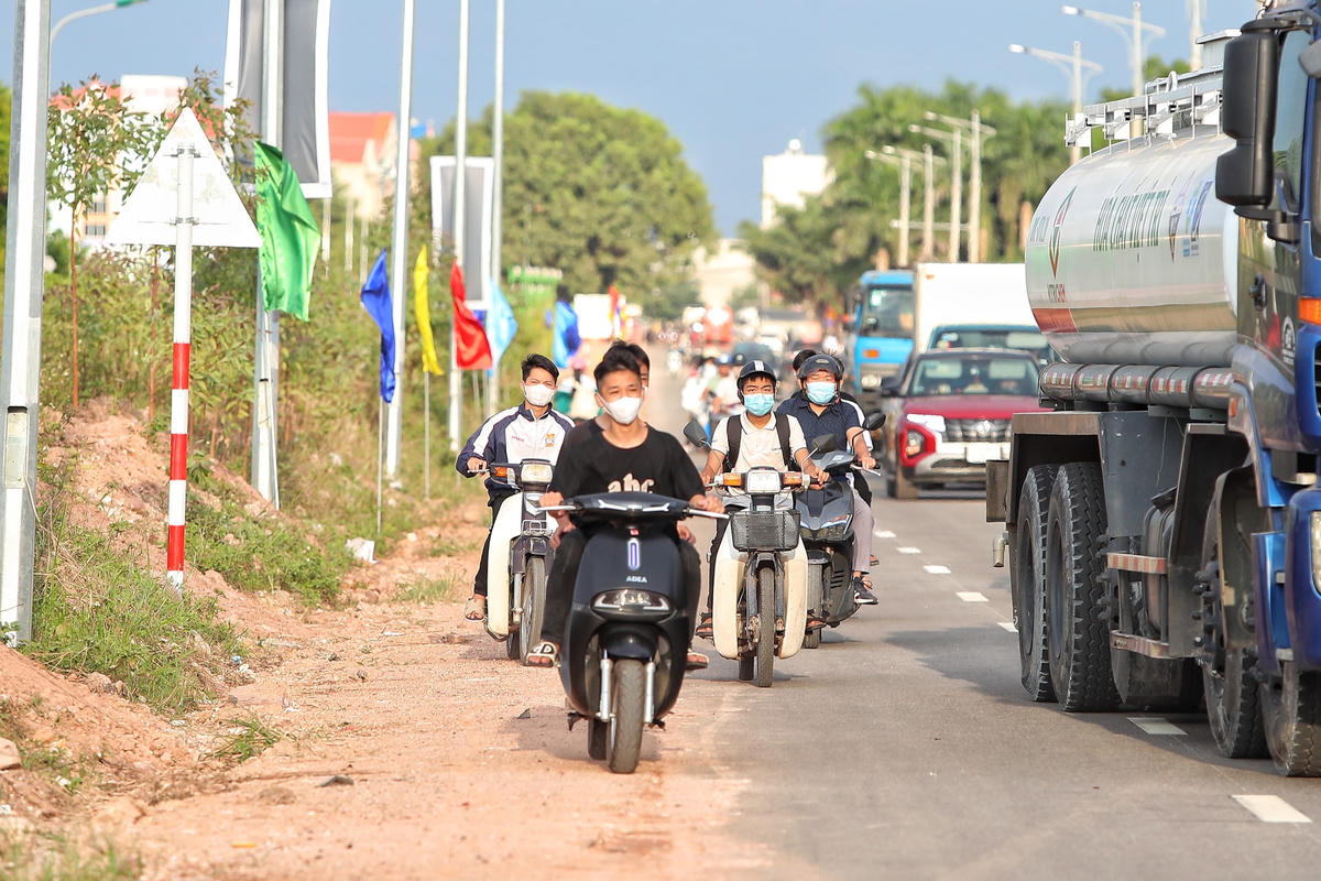 Người dân di chuyển trên tuyến đường Quốc lộ 31.