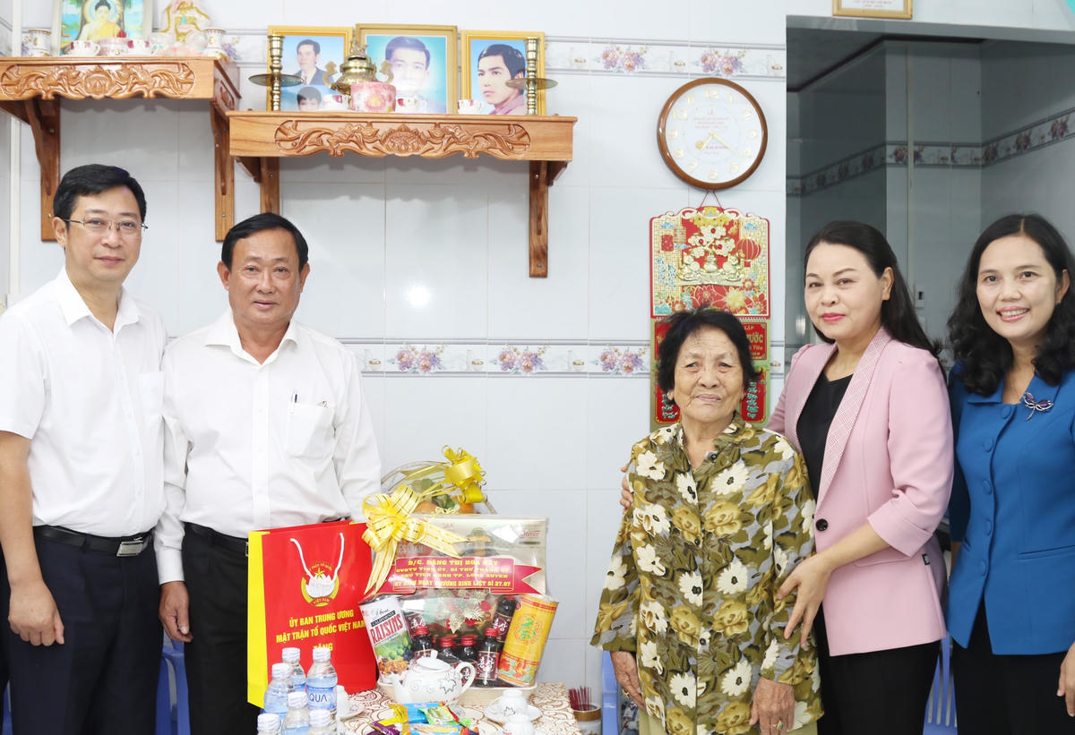 Chủ tịch UBMTTQ Việt Nam tỉnh An Giang Nguyễn Tiếc Hùng cùng với Phó Chủ tịch – Tổng thư ký UBTƯ MTTQ Việt Nam Nguyễn Thị Thu Hà thăm hỏi, tặng quà Mẹ VNAH Bùi Thị Hai.