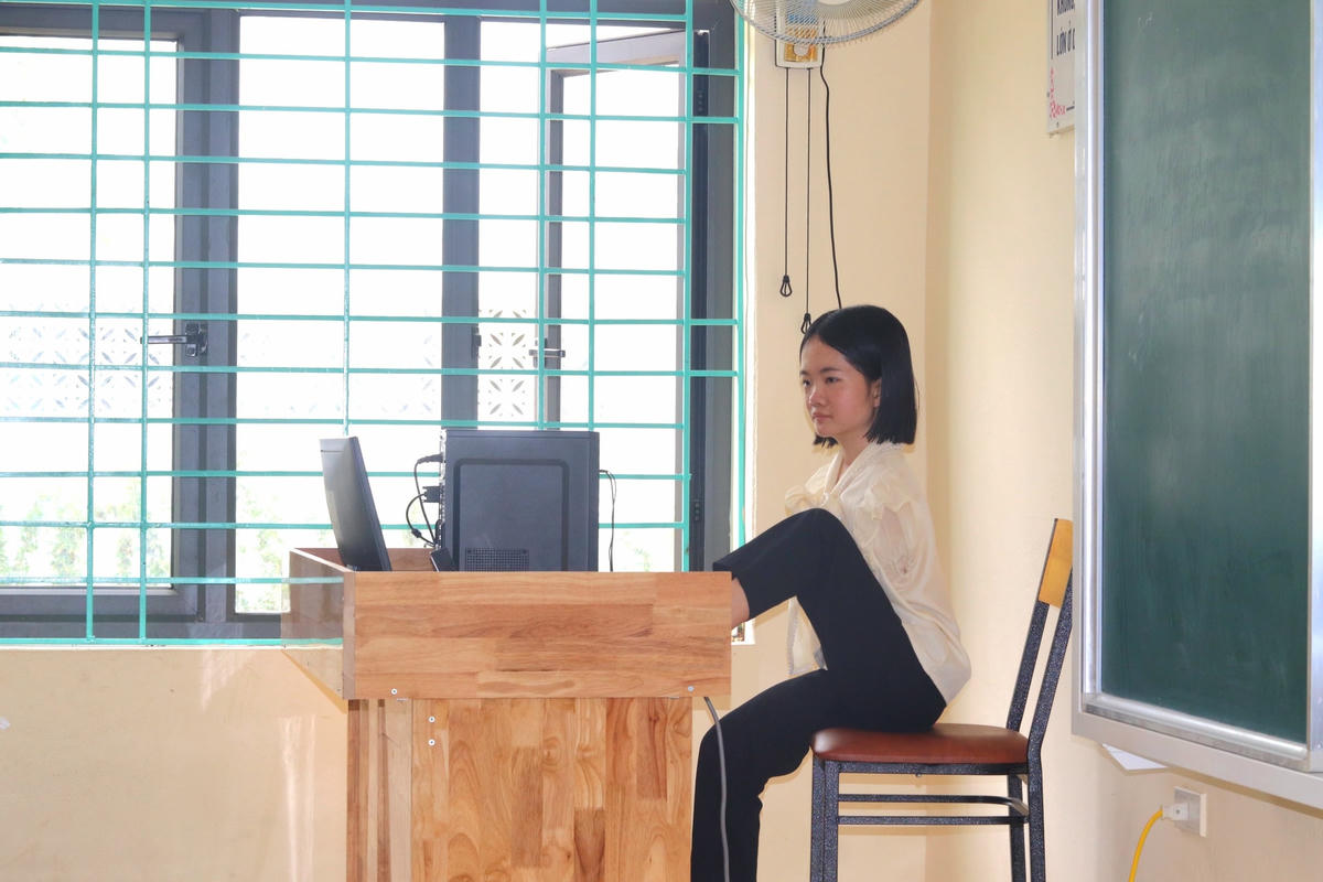 Cô Thắm chia sẻ, lần đầu tiên chính thức đứng trên bục giảng nên còn nhiều cảm giác bỡ ngỡ. Ảnh: Đình Minh